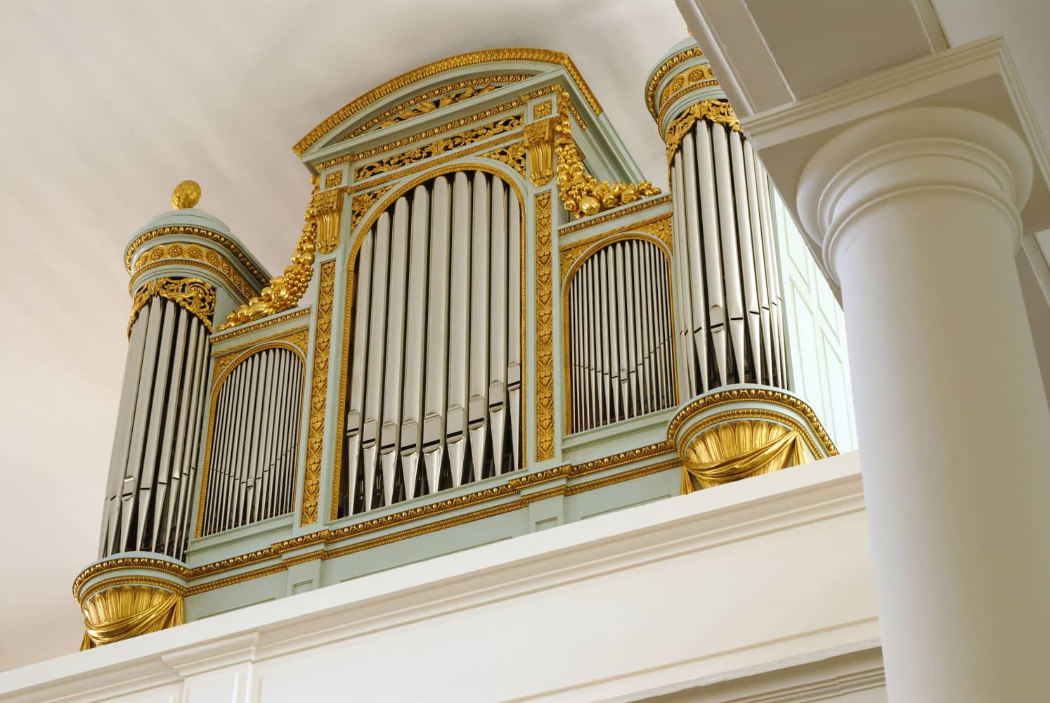 Buffet de l’orgue Thomas de l’église du Bouclier à Strasbourg. Vue en contre-plongée.