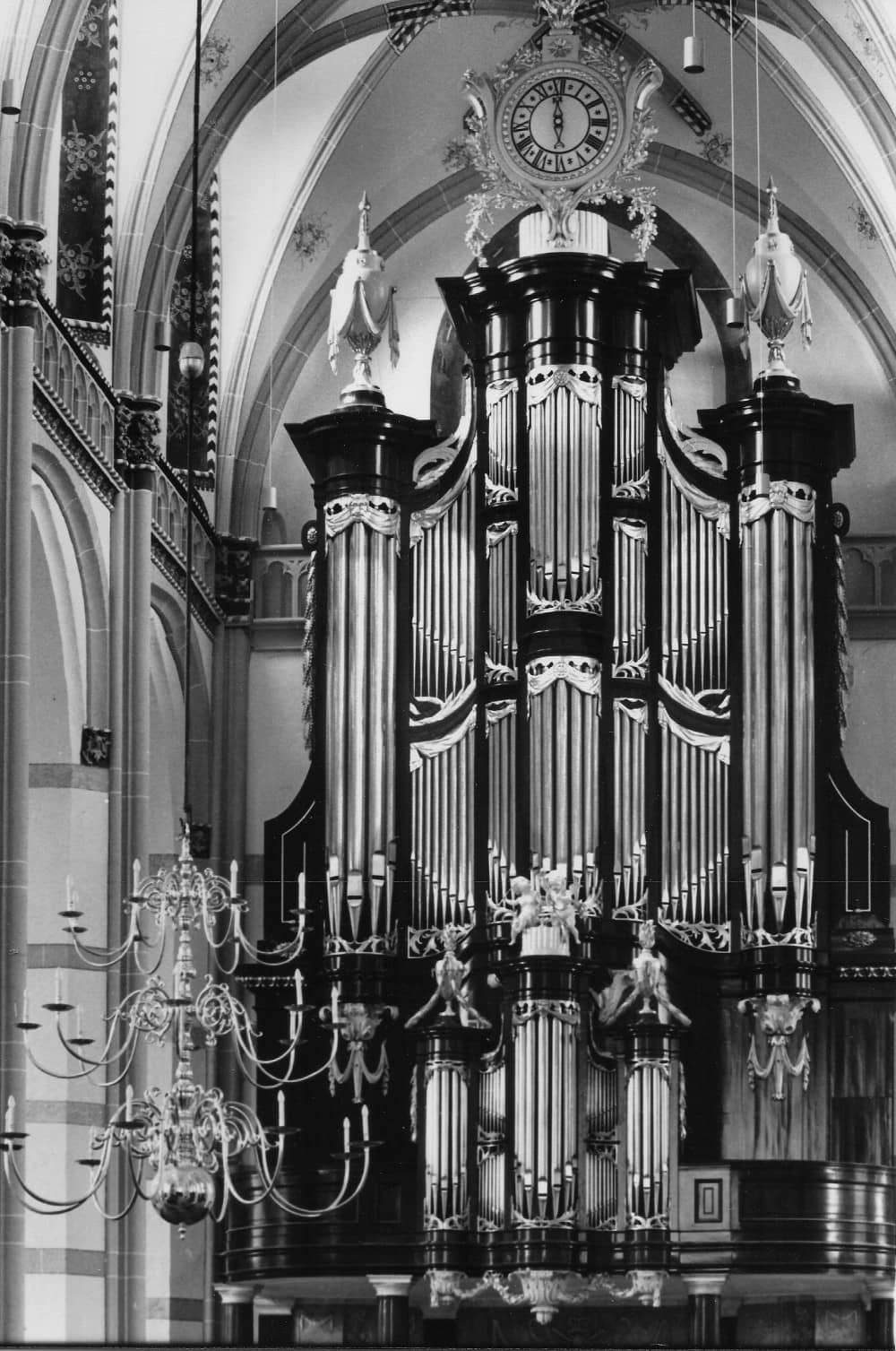 Buffet de l’orgue de Zaltbommel. Noir & blanc, vue d’ensemble.